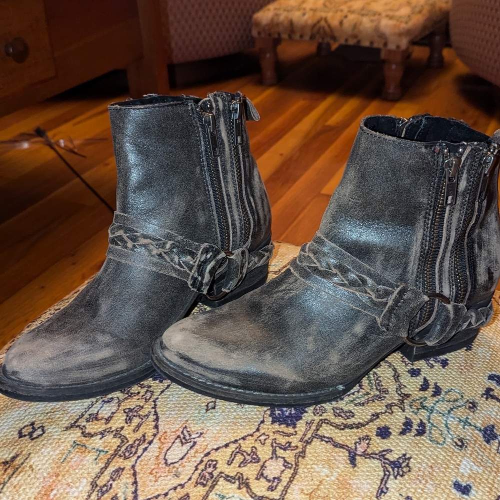 Very Volatile - Distressed Western Boot